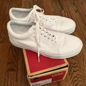 Men’s Vans Old Skool shoes. Size 10. True White.
